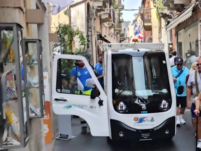 De Luca ordina di &ldquo;scovare&rdquo; le utenze ancora senza mastelli