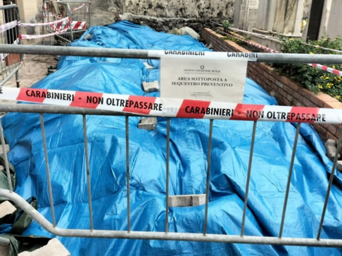 Trovati resti umani nell&rsquo;ossario: sequestrate tre aree del cimitero