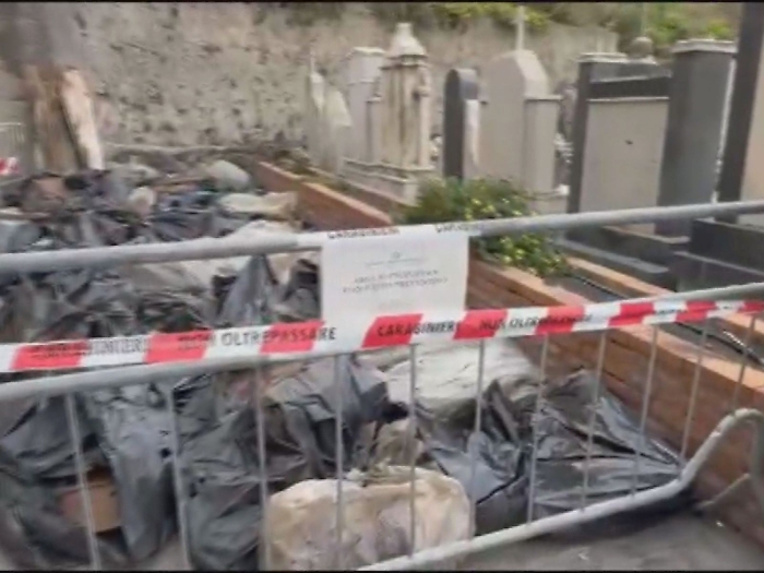 La &ldquo;discarica&rdquo; di bare, grave danno ambientale: indignazione fra i parenti