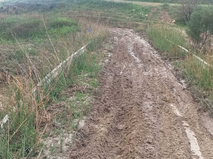&laquo;Strade piene di fango: non possiamo raggiungere le nostre aziende agricole&raquo;