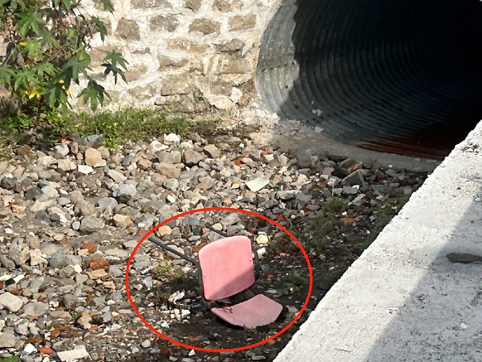 Un divano e una sedia nell&rsquo;alveo del Cozzi-Torre