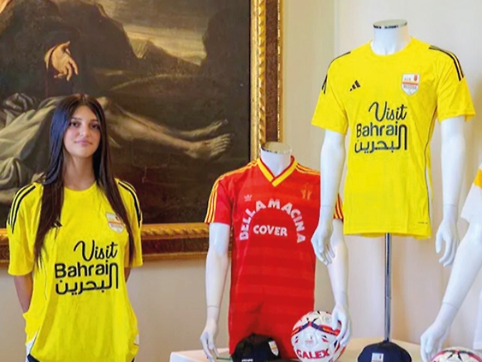 Le nuove maglie  dell'Acr Messina con il logo della discordia