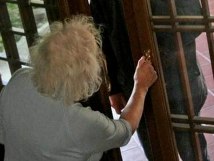 La “truffa del balcone”: una novantenne derubata da una finta donna delle pulizie