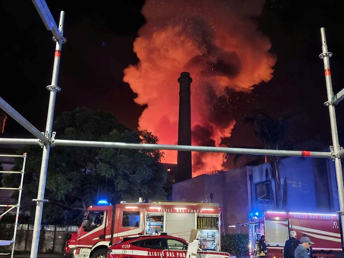 Fuoco e fiamme alle Ciminiere, dopo una notte di lavoro oggi si attende la "verit&agrave;" sulle cause