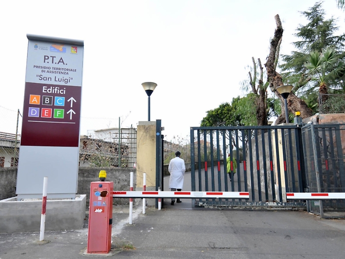  Forzano l&rsquo;accesso dell'ospedale e rubano costosi farmaci salva-vita