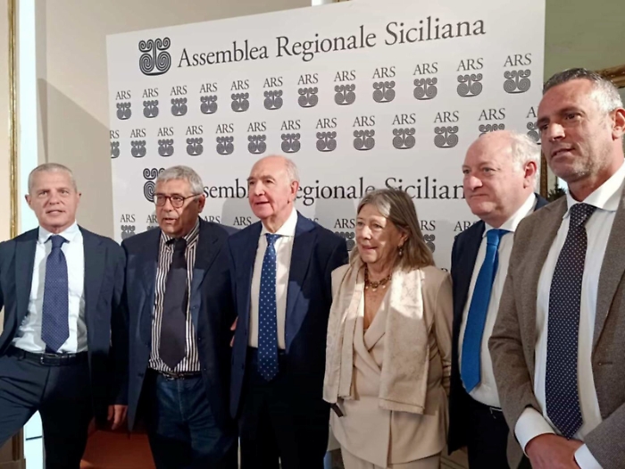 Il gruppo della Dc promette fedelt&agrave; e sostegno a Schifani. Le opposizioni: &laquo;Democristiani fuori anche dalle giunte comunali&raquo;