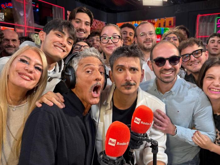 "Fitusi e ingrasciati" visti dalla penna folle del nostro scrittore più dissacrante. «Fiorello, su infrasciamato semu r‘accoddu?»