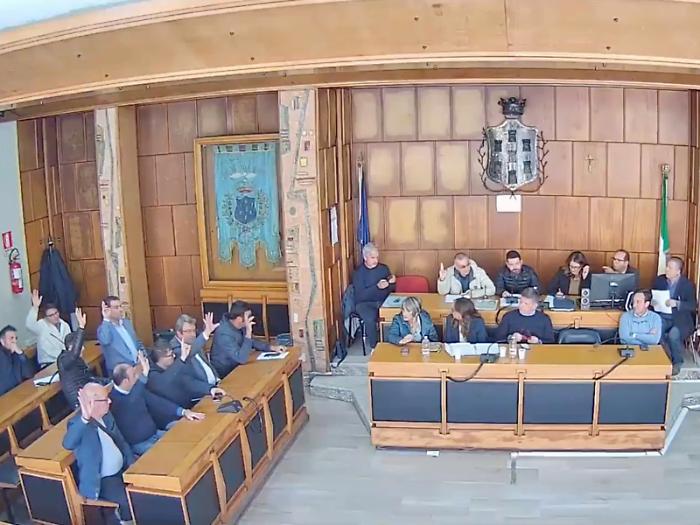 Giarre, il sindaco Cantarella spiazza la maggioranza: «Mi ricandido»