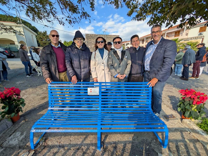 Acireale, la “panchina blu” è un simbolo di famiglia anche dopo la separazione 