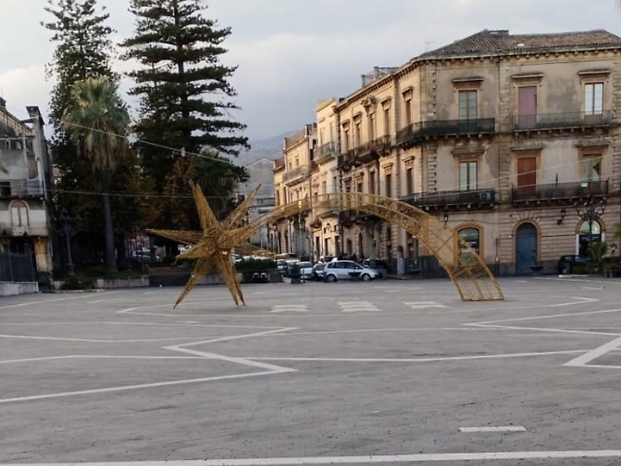 Giarre, la Stella Cometa che non “illumina” il Natale