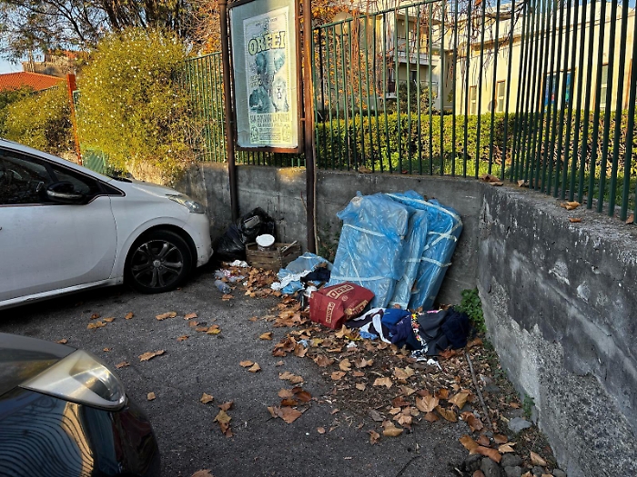 Tremestieri: rifiuti ingombranti davanti l’ingresso dell’asilo comunale