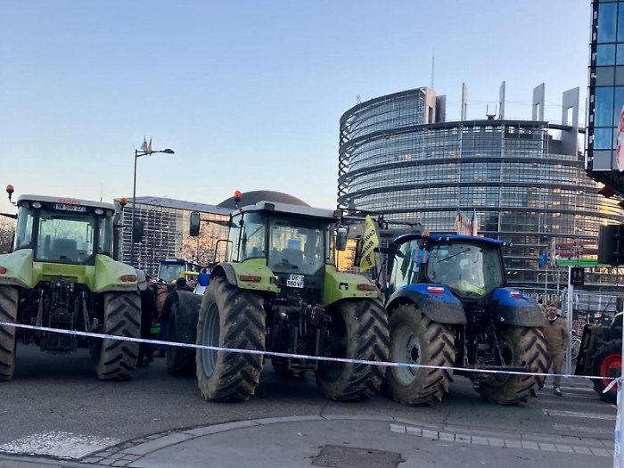 I trattori (anche siciliani) tornano a occupare Bruxelles, agricoltori in protesta contro l'accordo col Mercosur