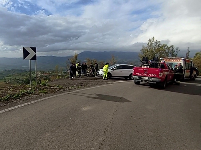 Il guardrail non c'&egrave;: ragazza cade in bici in un burrone,  salvata da un automobilista di passaggio