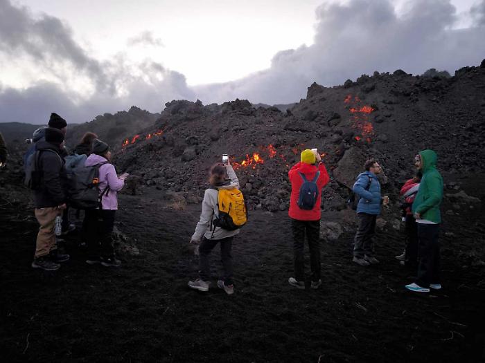 &laquo;Signori, si scende&raquo;. Una giornata sull'Etna, fra divieti, "scioperi" e il blitz del corpo forestale
