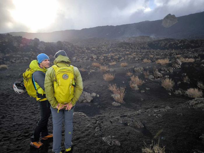 Le guide vulcanologiche contestano le nuove regole della Prefettura: &laquo;Ai turisti mostriamo solo la nebbia&raquo;