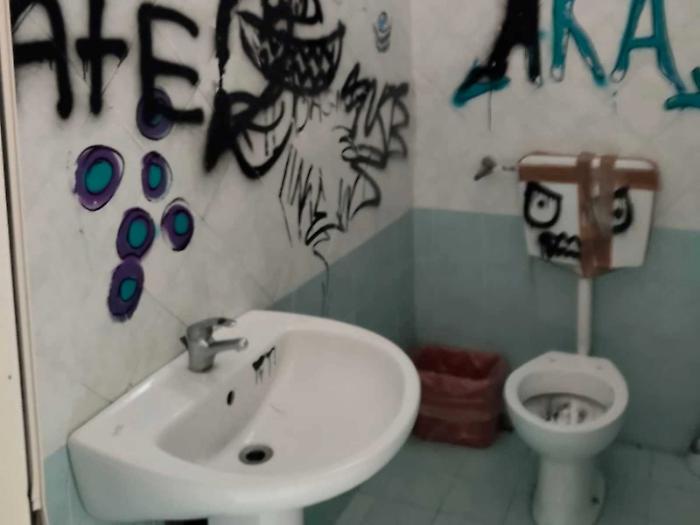 Raid alla villa comunale di San Giovanni La Punta: bagni distrutti e scritte d'odio