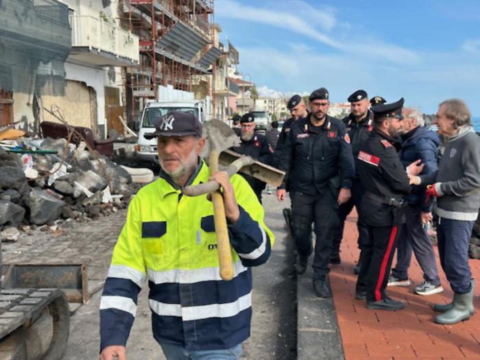 Carabinieri a guardia delle case sventrate