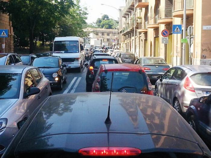 Traffico, Palermo maglia nera d'Italia: chiusi in macchina 4 giorni l&rsquo;anno, &laquo;Trasporto pubblico inefficiente&raquo;