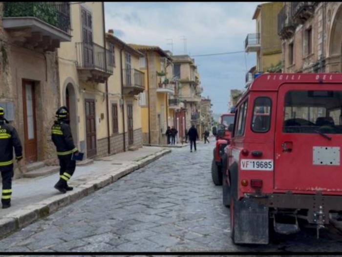 Niscemi, nel centro storico "fantasma" dove dominano le transenne e il silenzio