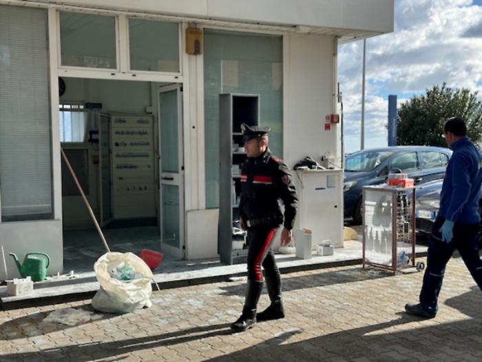 Spaccata col piccone per appena 200 euro alla stazione di rifornimento