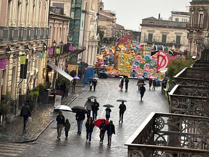 Il Carnevale si arrende alla pioggia 