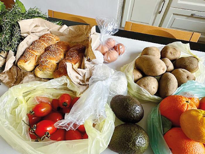 Dai pomodori al salmone, la spesa al mercato storico costa poco pi&ugrave; della met&agrave;