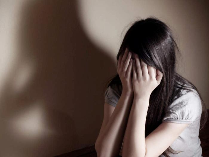 Il &ldquo;buco&rdquo; da 80mila euro creato dall'ex marito che la maltrattava: giudice &ldquo;cancella&rdquo; i debiti a una vittima di violenza