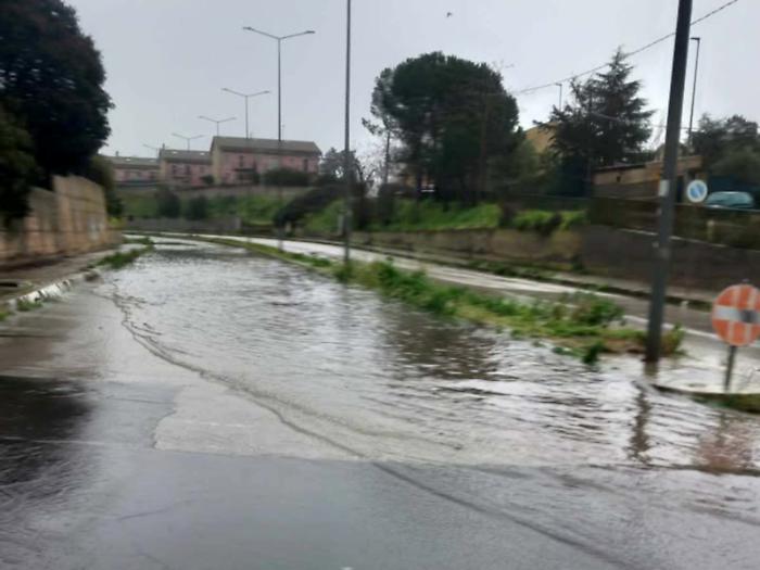 Via Magellano, dai tombini reflui e melma