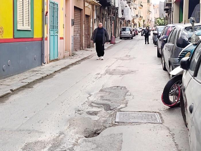 Tenebre e buche in via Cipressi: &laquo;Una strada killer&raquo; 