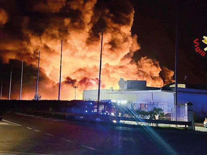 Campofelice di Roccella,  allarme diossina dopo l'incendio: &laquo;Non aprite le finestre&raquo;