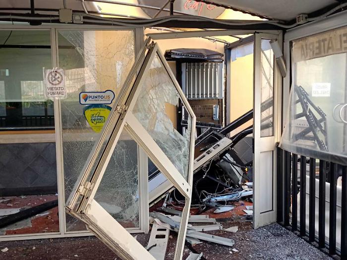 Distributore automatico di sigarette scardinato con un ordigno
