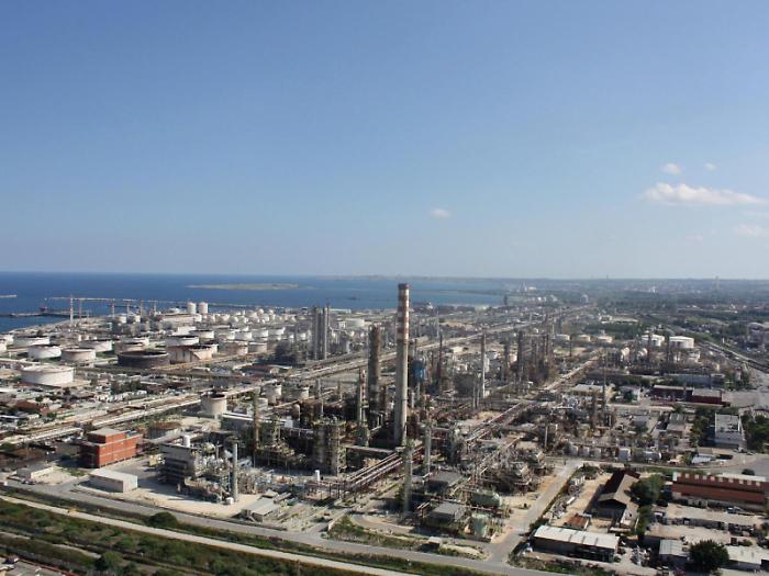 La riconversione della raffineria di Priolo, Cgil contro Eni &laquo;Investa in Sicilia i risparmi ottenuti&raquo;