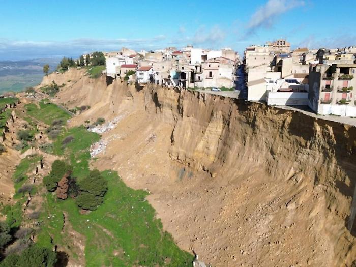 I "magnifici quattro" al lavoro su Niscemi: &laquo;Abbiamo visto la frana muoversi. Le nostre immagini utili ai tecnici&raquo;