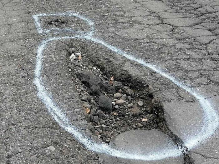 Via Santa Spera, disastro quotidiano per gli automobilisti