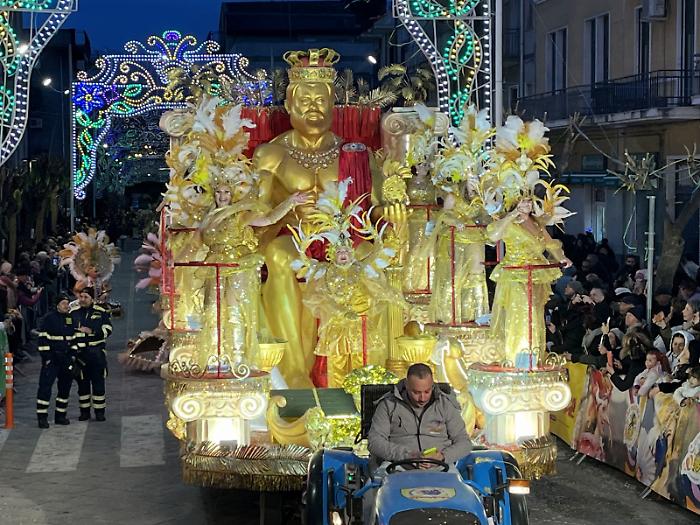 Spettacolo, festa e condivisione nella sfilata dei 600 costumi
