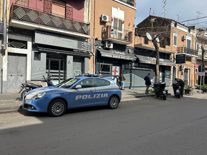 Lo sparo davanti alla barberia in pieno giorno:  il ferito &egrave; il figlio di un sicario dei carateddi