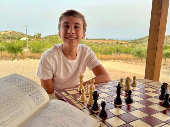 Diego, ragazzo plusdotato: campione di scacchi, a 14 anni pu&ograve; andare all'Universit&agrave;, ma il talento si scontra con le regole