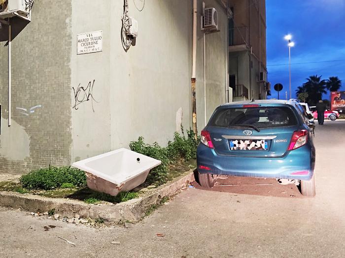 Una vasca sul marciapiede, il nuovo simbolo del degrado urbano