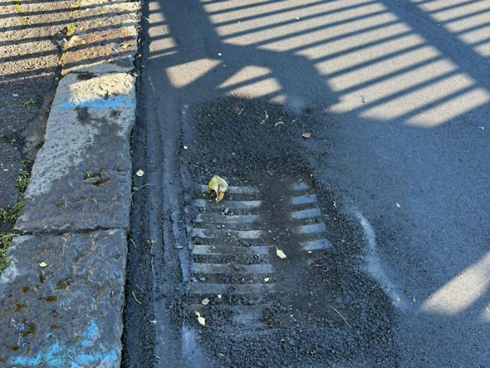 Gaffe nei lavori stradali: grate &ldquo;chiuse&rdquo; dall&rsquo;asfalto