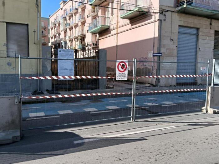 Prima la fibra poi il gas, fermo il cantiere di viale Teocrito