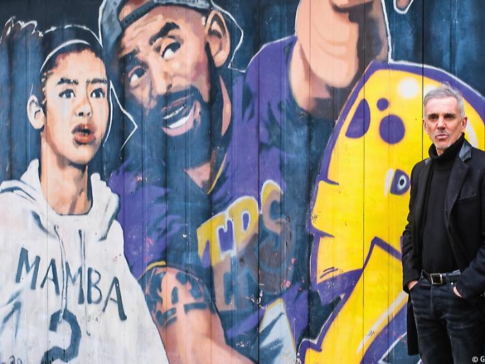 Kobe Bryant con Federico Buffa diventa infinito: lo spettacolo in scena a Trapani, Palermo e Barcellona Pozzo di Gotto