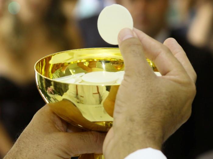 Comunione negata all&rsquo;anziano disabile, poi il dietrofront