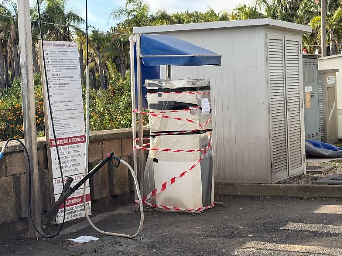 Cambiomonete fatto saltare con una bomba