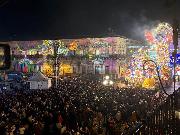Luci, satira e magia il Carnevale di Acireale ritrova il suo splendore