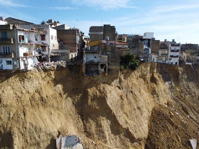 A Niscemi inizia il recupero di oggetti e ricordi nella &ldquo;zona nera&rdquo;, sul ciglio della frana. Si lavora a una viabilit&agrave; alternativa