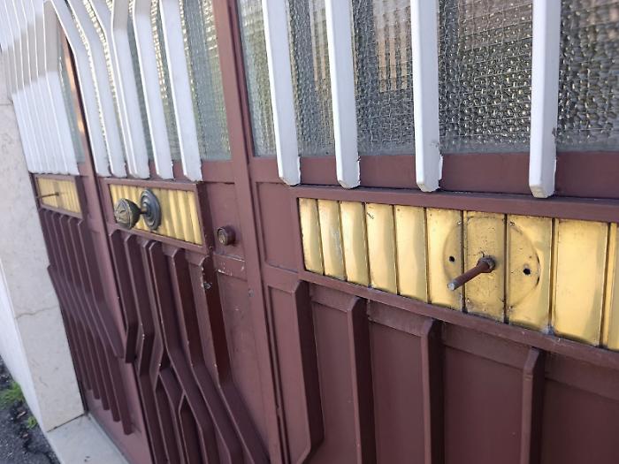 Portoni &ldquo;mutilati&rdquo;, impazzano i furti di ottone: residenti allarmati