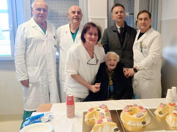 A 102 anni torna nel reparto che l'aveva rimessa in piedi: Maria Paola Contino festeggiata al &laquo;Basilotta&raquo; di Nicosia
