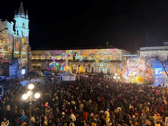 Carnevale di Acireale, il maltempo spinge la festa oltre la Quaresima: bagno di folla per il gran finale