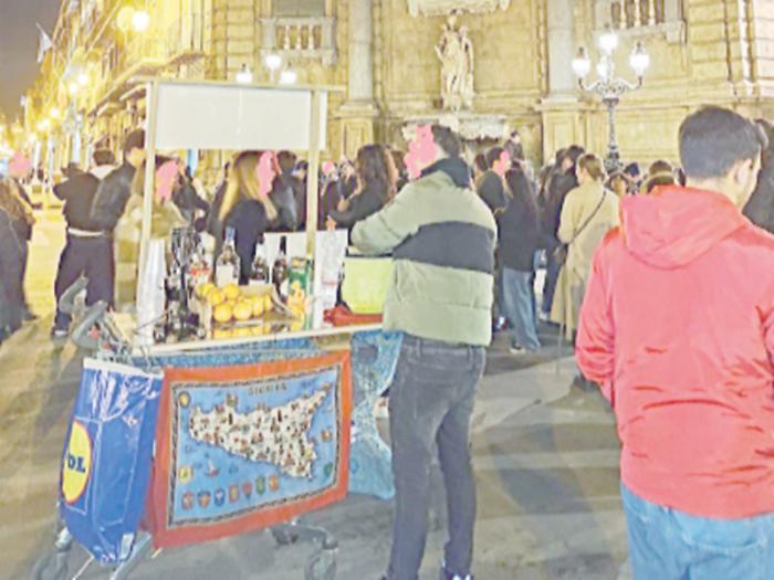 Palermo, gli abusivi dello spritz tornano ai Quattro Canti: i banchetti sequestrati e i depositi di alcolici