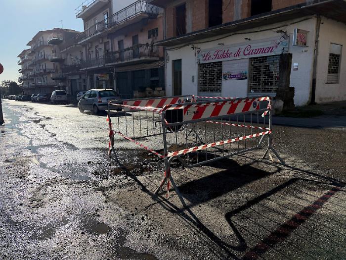 Rubinetti a secco e l&rsquo;acqua scorre per strada